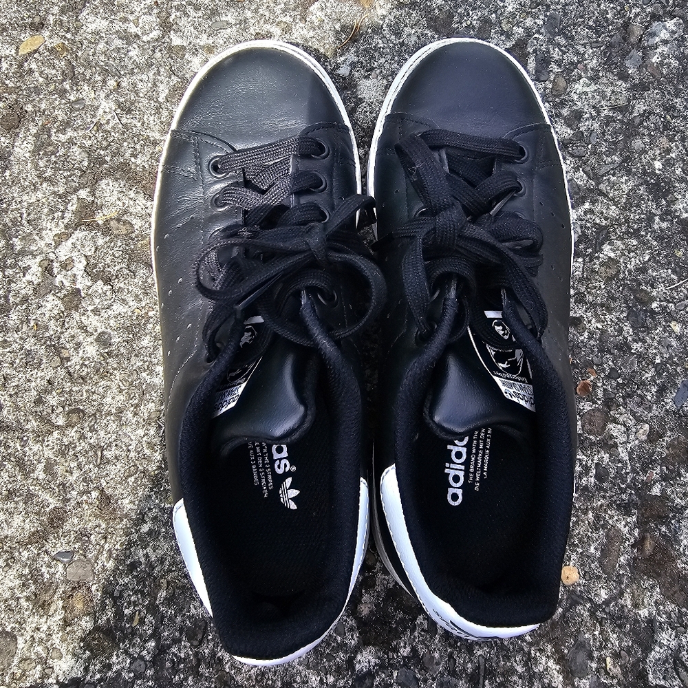 Adidas Black Sneaker sz. 5.5 womens